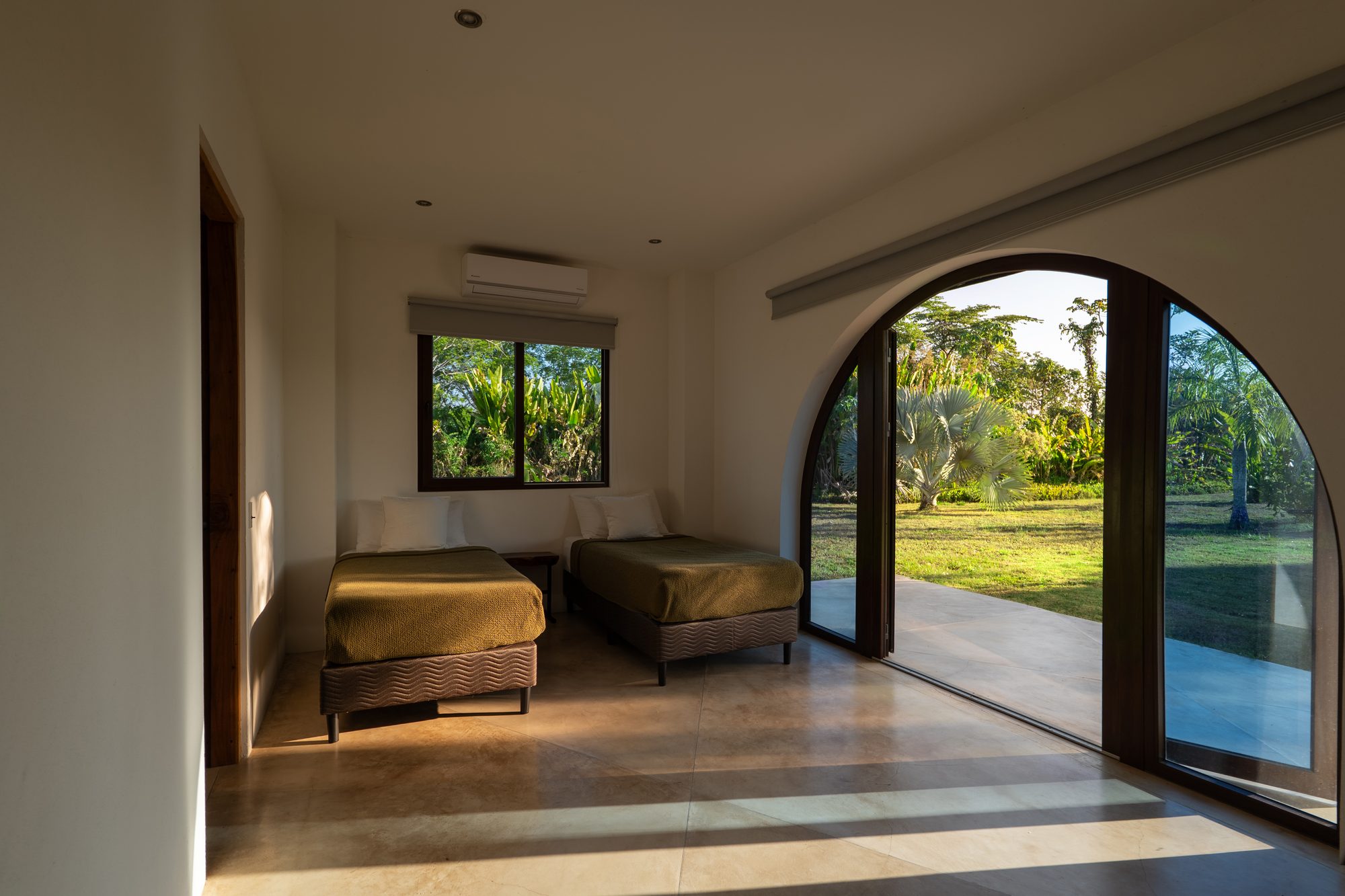 Twin bedroom with garden view